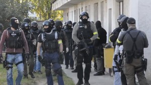 Polícia po zásahu v Seredi zadržala niekoľko podozrivých