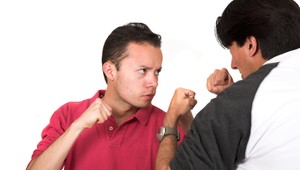 Bitka pred barom, jeden skončil v nemocnici, druhý v cele