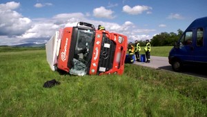 Stovky litrov pohonných látok mohli uniknúť pri nehode kamiónu