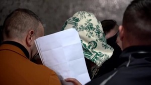 Policajt, ktorý vystrelil na milenca svojej ženy, do väzby nepôjde. Na súde mal slzy v očiach