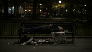 Mladík opakovanie bil a okrádal bezdomovcov. Jednému odrezal časť fúzov