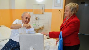 Voliť sa bude aj v nemocniciach či väzniciach. Aké sú podmienky?