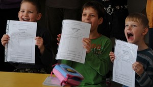 Vysvedčenia dostali v maštali, zápach im radosť nepokazil