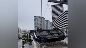 Vodič osobného auta dostal šmyk a prevrátil sa na strechu. Jazdil na letných pneumatikách