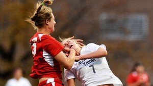 Mäsiari futbalu blednú závisťou! Šialená futbalistka a jej špinavé fauly!