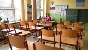 Učiteľka mu nedovolila fajčiť, tak začal byť agresívny. Smrťou sa vyhrážal jej aj spolužiakom