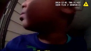 VIDEO: Policajt zachránil malého chlapca z horiaceho domu