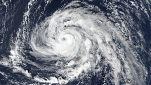 K Británii sa blíži hurikán Ophelia. Dosiahol tretí stupeň z päťbodovej stupnice