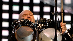 Phil Collins má problém udržať bubenícke paličky