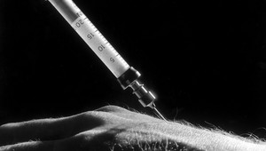 Vykrikoval, že má AIDS a potieral kľučky svojou krvou