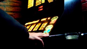 Riaditeľ školy prehral v kasíne tisíce eur. Určené boli na kurzy plávania a školu v prírode