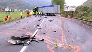 Vodič (†36) prešiel do protismeru, zrážku s kamiónom neprežil