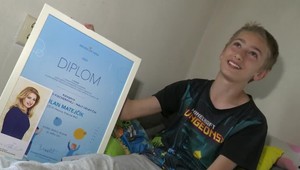 Žiak si adoptoval nevidiaceho suseda za dedka. Za svoj čin dostal aj ocenenie