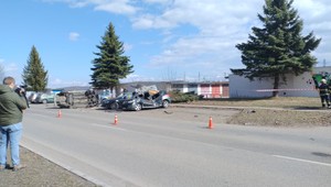 Vodič v Poprade stratil kontrolu nad vozidlom. Vrazil do troch zaparkovaných áut