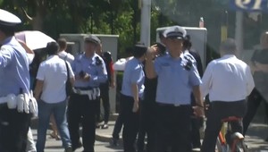 Pri americkej ambasáde v Pekingu explodovala podomácky vyrobená výbušnina. Zranil sa muž, ktorý ju odpálil