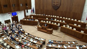 Parlament dnes začal rokovať s omeškaním. Smer-SD zozbieral podpisy na mimoriadnu schôdzu