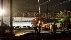 Pri nehode vlaku zomrelo najmenej päť ľudí, 50 je zranených