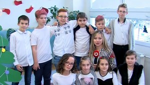 Deti zostávali dobrovoľne niekoľko týždňov po škole. Vyrábali vianočné dekorácie na pomoc spolužiačke