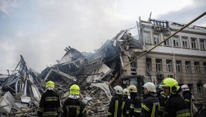 512. deň na Ukrajine: Vlna leteckých útokov vytvorila veľký kráter v centre mesta