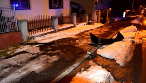 Podozrivý vodič unikal pred policajtmi, zastavil ho až výstrel do auta