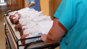 Tesársky rez alebo bodybuilding: Nemocnica zverejnila vtipné hlášky z pôrodnej sály