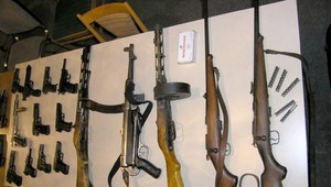 Chorvátska polícia zadržala 11 pašerákov zbraní