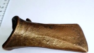 Tritisícročnú sekeru predával na internete za 25 eur. Hrozí mu za to väzenie