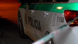 Vodič sadol za volant opitý. Spadol autom z mosta