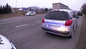 Policajti zastavili auto pre nesvietiace svetlo. Nečakali zúrivý útok opitej spolujazdkyne
