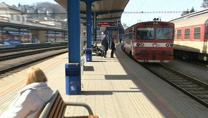 Cestujúci pozor! Vlaky sa o 14:50 na hodinu zastavia