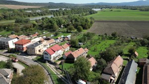 Cesta do "odrezanej" obce je opäť prejazdná. Mimoriadny stav však naďalej pretrváva