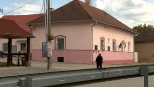 Ženy mlátil kovovou tyčou a mačetou