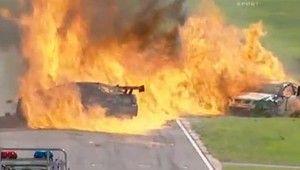 Desivá nehoda. Pretekárovi na štarte vybuchlo auto!