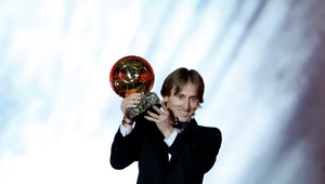Luka Modrič zosadil z futbalového  trónu Ronalda a Messiho. Získal Zlatú loptu 2018