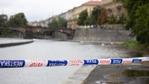 Jedno z dvoch dievčat sa utopilo vo Vltave. Policajti pri zásahu takmer utopili dve autá