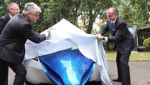 Aeromobil v Londýne. Tvorcovia ho ukázali pred slovenskou ambasádou