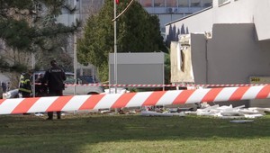 Po páde striešky v klientskom centre v Komárne zomrel druhý zranený muž