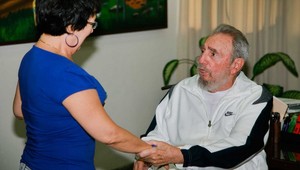 Fidel Castro sa opäť ukázal. Tentokrát s manželkou a synom