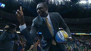 VIDEO. Slávny Mutombo napálil domáceho maskota Denveru