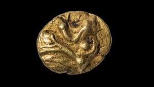 Potápač našiel mincu starú 2 750 rokov