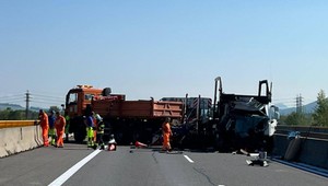 D1 pri Bytči uzavretá: Kamión sa zrazil s cestárskym vozidlom