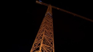 15-ročné dievča chcelo skočiť zo žeriavu. Dostalo sa do 80-metrovej výšky
