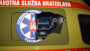Muž hodil kameň do sanitky, hrozia mu dva roky väzenia