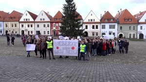 Študenti gymnázia vyšli do ulíc. Prešovský kraj chce školu zrušiť