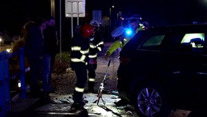 Vodič narazil do auta, ktoré išlo pred ním. Skončilo mimo cesty