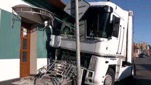 FOTO: Desivá nehoda v Tvrdošíne. Kamionista vrazil do reštaurácie, ľuďom išlo o život