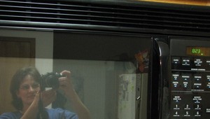 Matku obvinili z vraždy dcérky v mikrovlnke