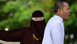 Ochutnal vlastnú medicínu - hlasoval za trest zbičovaním, zbičovali ho na verejnosti