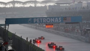 Button víťazom nedojazdenej VC Malajzie v monzúnovom daždi