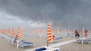 Ničivá búrka zastihla ľudí priamo na pláži. Utekali pomedzi lietajúce slnečníky
